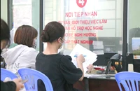 Người lao động làm thủ tục nhận trợ cấp thất nghiệp tại Trung tâm Dịch vụ việc làm TP.HCM. Ảnh: MT