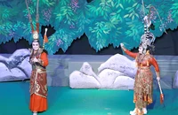 NSƯT Tú Sương và Kim Nhuận Phát trong vở Mộc Quế Anh dâng cây. Ảnh: VĂN HÀ