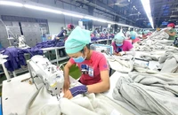 Người lao động đang làm việc tại một xưởng may mặc. Ảnh: VIẾT LONG