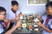 Bữa ăn bán trú của học sinh Trường THCS Huỳnh Khương Ninh, quận 1. Ảnh: NGUYỄN QUYÊN