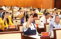 Các đại biểu HĐND TP.HCM biểu quyết thông qua nhiều quyết sách quan trọng tại kỳ họp thứ 11 ngày 19-9. Ảnh: LÊ THOA 