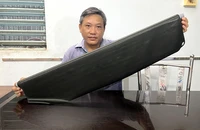 Ông Nguyễn Hữu Trí giới thiệu lãnh Mỹ A với màu đen bóng đặc trưng. Ảnh: QUỐC HƯƠNG