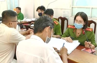 Người dân làm thủ tục đăng ký cư trú tại cơ quan công an ở TP.HCM. Ảnh: NGUYỄN TÂN