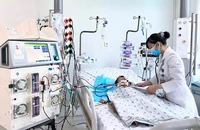 Bệnh nhi tay-chân-miệng nặng đang được lọc máu tại BV Nhi đồng Thành phố. Ảnh: THẢO PHƯƠNG