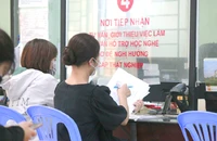 Người dân chờ để làm thủ tục nhận trợ cấp thất nghiệp. Ảnh: MT