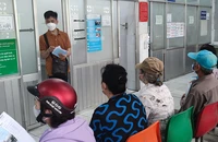 Người dân đến khám chữa bệnh tại BV quận Phú Nhuận. Ảnh: NGUYỄN HIỀN