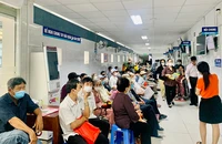 Người dân chờ khám chữa bệnh tại BV Thống Nhất. Ảnh: THẢO PHƯƠNG