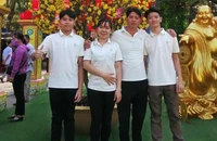 Vợ chồng chị Thúy, anh Duy hạnh phúc vẹn tròn sau 16 năm gắn bó. Ảnh: NVCC