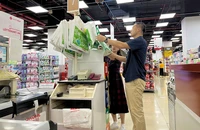 Doanh nghiệp cần quảng bá thật mạnh, thật đậm về tính năng vượt trội của sản phẩm xanh để thuyết phục khách hàng. Ảnh: TÚ UYÊN 