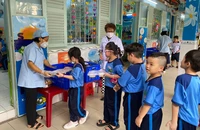 Phụ huynh Trường Tiểu học Nguyễn Trường Tộ, quận 4 đến kiểm tra bữa ăn bán trú của con. Ảnh: NTCC