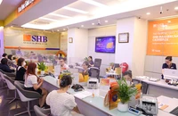 Tùy thời điểm, người dân sẽ được hưởng lợi ít nhiều từ chính sách giảm lãi suất áp dụng rộng rãi tại các ngân hàng. Ảnh: T.LINH