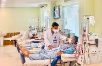 TS-BS Nguyễn Bách, Trưởng khoa Nội thận - Lọc máu BV Thống Nhất, thăm khám cho bệnh nhân. Ảnh: THẢO PHƯƠNG