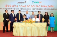 Chủ tịch VFF chứng kiến lễ ký kết hợp tác của HA Gia Lai và LPBank. Ảnh: ANH HUY