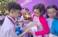 Không chỉ có hoa hay quà mới thay lời cảm ơn mà những hành động đẹp của các em đã là món quà lớn với các thầy cô. Ảnh: NGUYỆT NHI