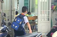 Học sinh đến lớp học thêm sau giờ học chính khóa. Ảnh: NGUYỄN QUYÊN