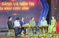 Ông Nguyễn Văn Minh (huyện Trảng Bom) chia sẻ những thành quả lao động sau khi được Quỹ Doanh nhân với an ninh trật tự tỉnh Đồng Nai cho vay vốn. Ảnh: VH