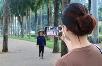 Việc dùng điện thoại quay phim, chụp ảnh tại công viên không cần phải xin giấy phép. Ảnh: TRẦN MINH 