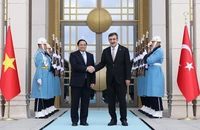 Phó Tổng thống Thổ Nhĩ Kỳ Cevdet Yilmaz và Thủ tướng Chính phủ Phạm Minh Chính tại lễ đón chính thức. Ảnh: VGP/NHẬT BẮC