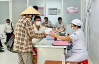 Bệnh nhân đang chờ khám bệnh tại BV huyện Bình Chánh. Ảnh: THẢO PHƯƠNG