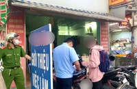 Công an xã Bà Điểm ra quân xử lý những điểm giới thiệu việc làm không phép ở khu vực Bến xe An Sương. Ảnh: TM