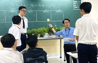 Học sinh lớp 11 Trường THPT Nguyễn Hiền, quận 11 trong tiết học hóa. Ảnh: PHẠM LÊ THANH