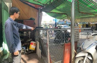 Việc trước nhà bị rào chắn đã gây bất tiện cho người dân. Ảnh: TRẦN MINH