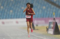 Hình ảnh Bou Samnang chạy dưới mưa quyết không bỏ cuộc tại SEA Games 32 được giải thưởng lớn về “Hình ảnh thể thao ấn tượng nhất năm 2023”. Ảnh: CTV 