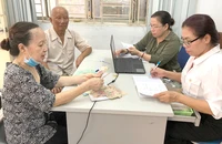 Người dân tại TP.HCM nhận lương hưu hằng tháng. Ảnh: BHXH TP.HCM cung cấp