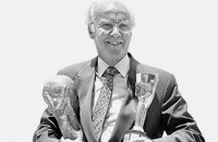 Huyền thoại Mario Zagallo vô địch thế giới với cúp Nữ thần vàng khi là cầu thủ và chiếc cúp vô địch thế giới hiện tại với tư cách HLV. Ảnh: GETTY IMAGES 
