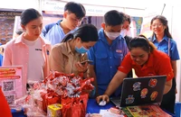 Nhiều sinh viên tìm việc làm Tết tại ngày hội việc làm cho sinh viên, công nhân. Ảnh: VÕ THƠ