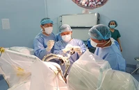 Các bác sĩ đang điều trị cho bệnh nhân Parkinson bằng kỹ thuật đặt điện cực kích thích não sâu. Ảnh: BVCC