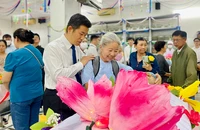 PGS-TS-BS Nguyễn Thanh Hiệp, Hiệu trưởng Trường ĐH Y khoa Phạm Ngọc Thạch, động viên người nhà của người hiến xác cho y học. Ảnh: THẢO PHƯƠNG