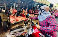 Hiện giá thịt heo bán lẻ trên thị trường TP.HCM đang nhích dần lên. Ảnh: TÚ UYÊN