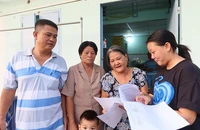 Ban chủ nhiệm tổ công nhân tự quản 51, phường Trung Mỹ Tây, quận 12, TP.HCM tuyên truyền, phổ biến pháp luật đến người dân tại khu nhà trọ. Ảnh: TRẦN MINH
