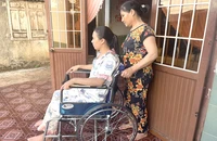 Người thân chăm sóc cho chị Quỳnh sau sự cố rơi thang máy. Ảnh: QV