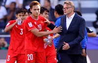 HLV Troussier sẽ cân nhắc lại với con người và lối chơi cho cuộc tái đấu với Indonesia so với lần thất bại ở Asian Cup. Ảnh: ANH THỎA