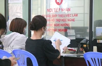 Người lao động làm thủ tục nhận trợ cấp thất nghiệp. Ảnh: MT