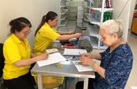 Người dân làm thủ tục nhận lương hưu tại TP.HCM. Ảnh: TM