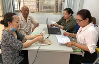 Người dân TP.HCM làm thủ tục nhận lương hưu. Ảnh: NGUYỄN HIỀN