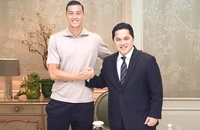 Chủ tịch PSSI Erick Thohir cười hạnh phúc sau mỗi lần Indonesia có cầu thủ ngoại hoàn tất thủ tục nhập tịch. Ảnh: PSSI