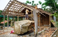 Cơ quan chức năng tỉnh Quảng Nam đã yêu cầu dừng hoạt động nổ mìn và khai thác đá tại vị trí đá lăn xuống nhà dân. Ảnh: THANH NHẬT