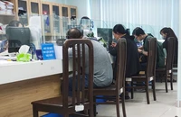 Người dân đến cơ quan BHXH quận 3 làm thủ tục liên quan đến BHXH, BHYT. Ảnh: NGUYỄN HIỀN