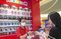 Việc sử dụng thẻ tín dụng để thanh toán khi mua hàng hóa, dịch vụ ngày càng phổ biến. Ảnh: TL
