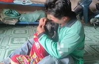 Anh H rất mong sớm được làm giấy khai sinh cho con gái. Ảnh: VÕ HÀ