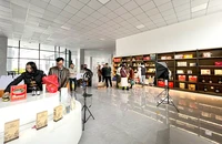 Bên trong một tổng kho hàng của Trung Quốc có sức chứa lớn, hiện đại, được xây dựng sát biên giới Việt Nam. Ảnh: SƠN TÂM