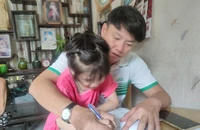 Anh ĐĐP mong mỏi con anh sớm được cấp giấy khai sinh để kịp vào học lớp 1 trong năm học tới. Ảnh: NGUYỄN HIỀN