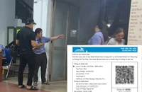 Chúng tôi qua cổng soát vé để lên tàu bằng vé của người khác (ảnh nhỏ) mà cò Hiệp chuyển vào ngày 29-4. Ảnh trong bài: Nhóm PV