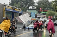 Chiều 18-7, một bảng hiệu trên đường Nguyễn Văn Quá (phường Đông Hưng Thuận, quận 12) bất ngờ đổ sập xuống đường do mưa lớn. Ngay sau đó, lực lượng chức năng của địa phương đã có mặt, xử lý hiện trường. Ảnh: TRẦN MINH