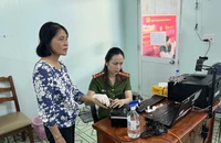 Người dân thực hiện thủ tục cấp thẻ căn cước tại Công an TP Thủ Đức. Ảnh: HUỲNH THƠ