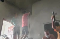 Tổ liên gia trên địa bàn phường 14, quận Gò Vấp đã nhanh chóng tiếp cận, khống chế đám cháy kịp thời. Ảnh: HT
